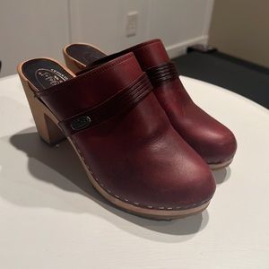 Vintage Bass Wooden clogs. Size 37/ women’s 5.5/6